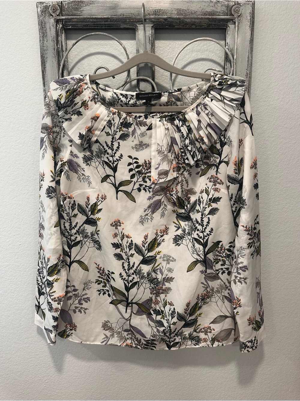 Banana Republic White Floral Pleated-Neck Blouse